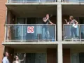 Mężczyzna pali na balkonie, mimo znaku zakazu. Sąsiadka z papierem w ręku zwraca mu uwagę. Czy można palić papierosy na balkonie?