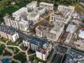 Budowa osiedla mieszkaniowego. Zastanawiasz się, ile kosztuje mieszkanie w Czechach? Tu powstają nowe domy, a krajobraz budowy sugeruje, że ceny mogą być różne.