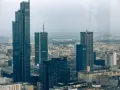 Warszawski krajobraz zdominowany przez wieżowce, w tym ten, który jest największym blokiem w Polsce. Widać budynki Marriott, Samsung i LG.