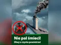 Dymiący komin i przekreślony worek ze śmieciami. To apel o przestrzeganie wymogu ochrony przed zadymieniem sąsiadów i dbanie o czyste powietrze.
