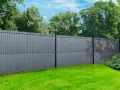 Szary, nowoczesny płot lamelowy to idealne rozwiązanie, czym zasłonić płot od sąsiada. Zapewnia prywatność i estetykę.