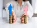 Rozdzielność majątkowa a wspólne konto: dwie stosy monet z figurkami mężczyzny i kobiety, symbolizujące podział finansów lub ich wspólne zarządzanie.