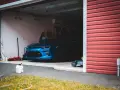 Niebieski Chevrolet Camaro w garażu. Idealne miejsce na wynajem garażu dla Twojego auta.