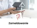 Ręce trzymają model domu i klucze. Dowiedz się, jak zameldować kogoś u siebie, aby officially wprowadzić nowego lokatora.