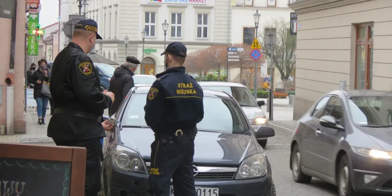 Straż miejska na osiedlu: Czy zawsze może ukarać za parkowanie?
