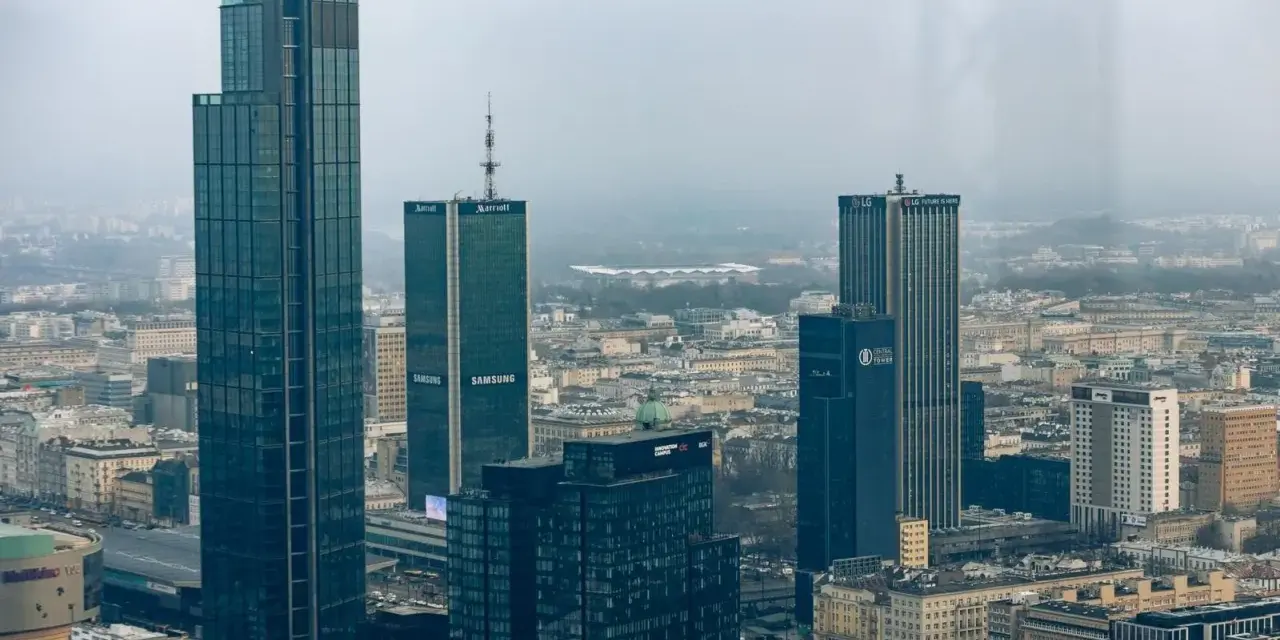 Warszawski krajobraz zdominowany przez wieżowce, w tym ten, który jest największym blokiem w Polsce. Widać budynki Marriott, Samsung i LG.