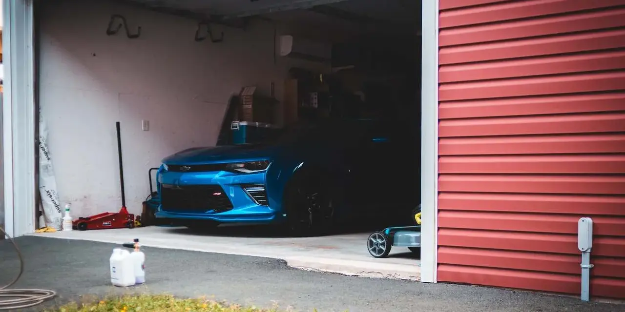 Niebieski Chevrolet Camaro w garażu. Idealne miejsce na wynajem garażu dla Twojego auta.