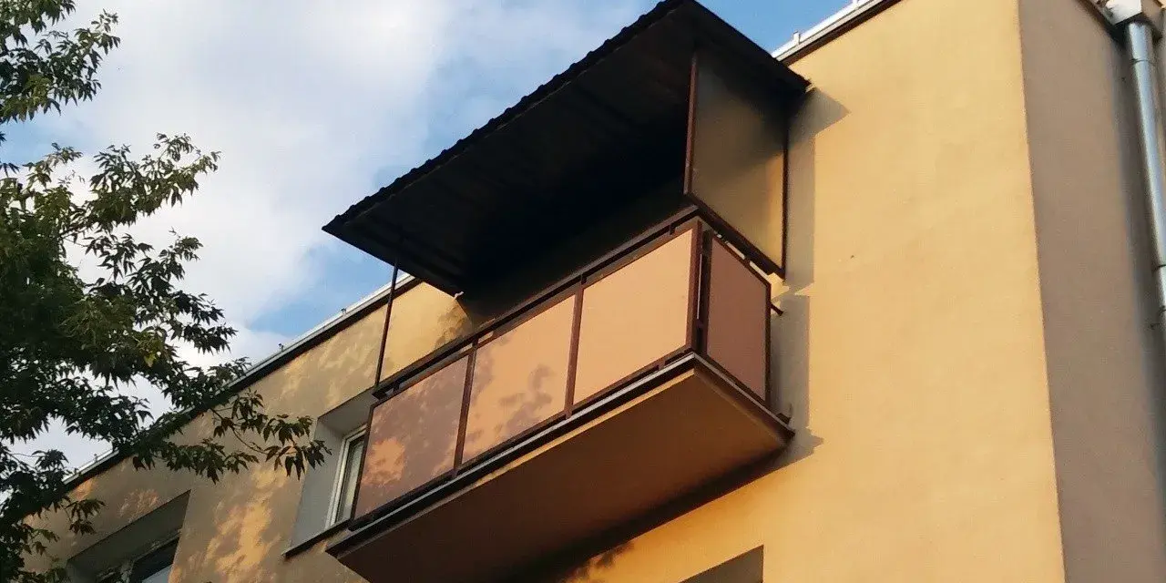Zasłony na balkon w bloku: Montaż bez wiercenia i zgody spółdzielni?