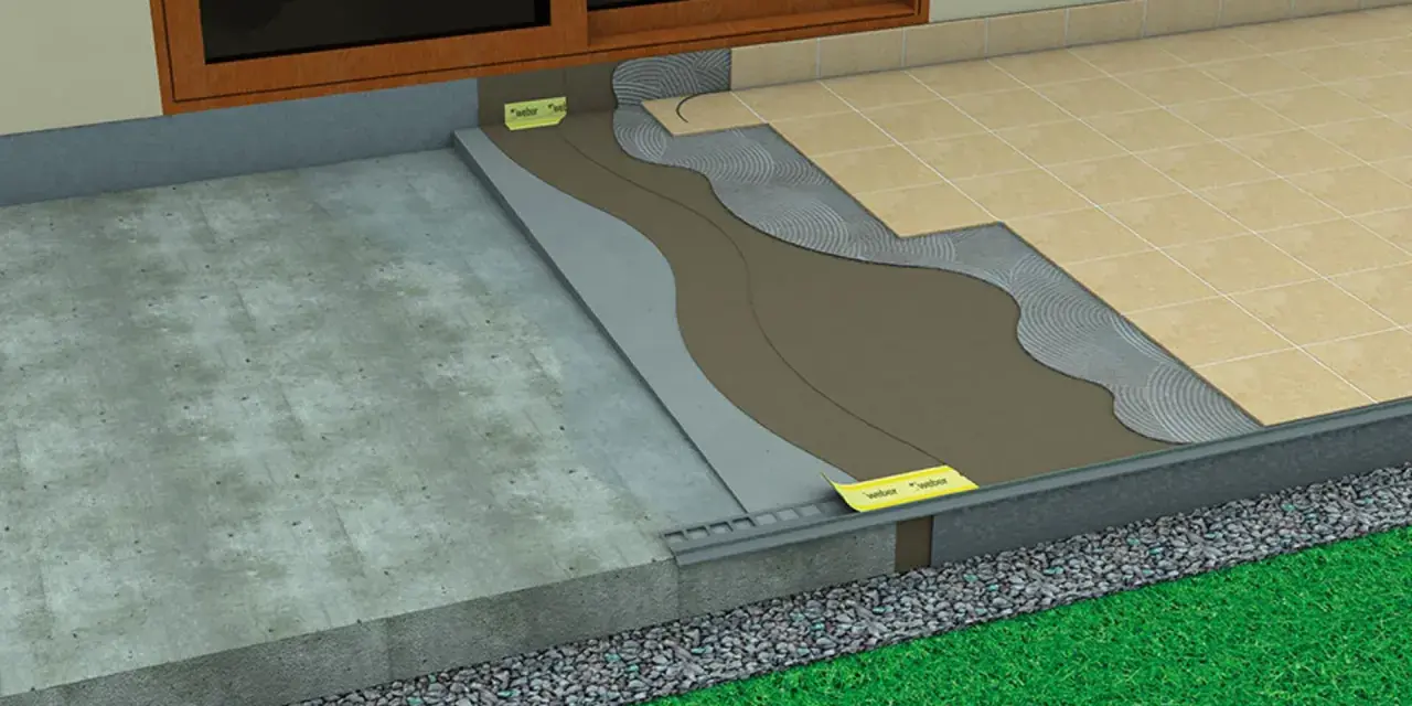 Warstwowa konstrukcja balkonu z widoczną hydroizolacją. Płytki ceramiczne na zaprawie, pod nimi warstwa izolacyjna. Pytanie: jaka hydroizolacja na balkon?