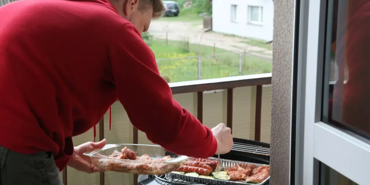 Czy grill na balkonie w bloku jest legalny? Uniknij mandatu!