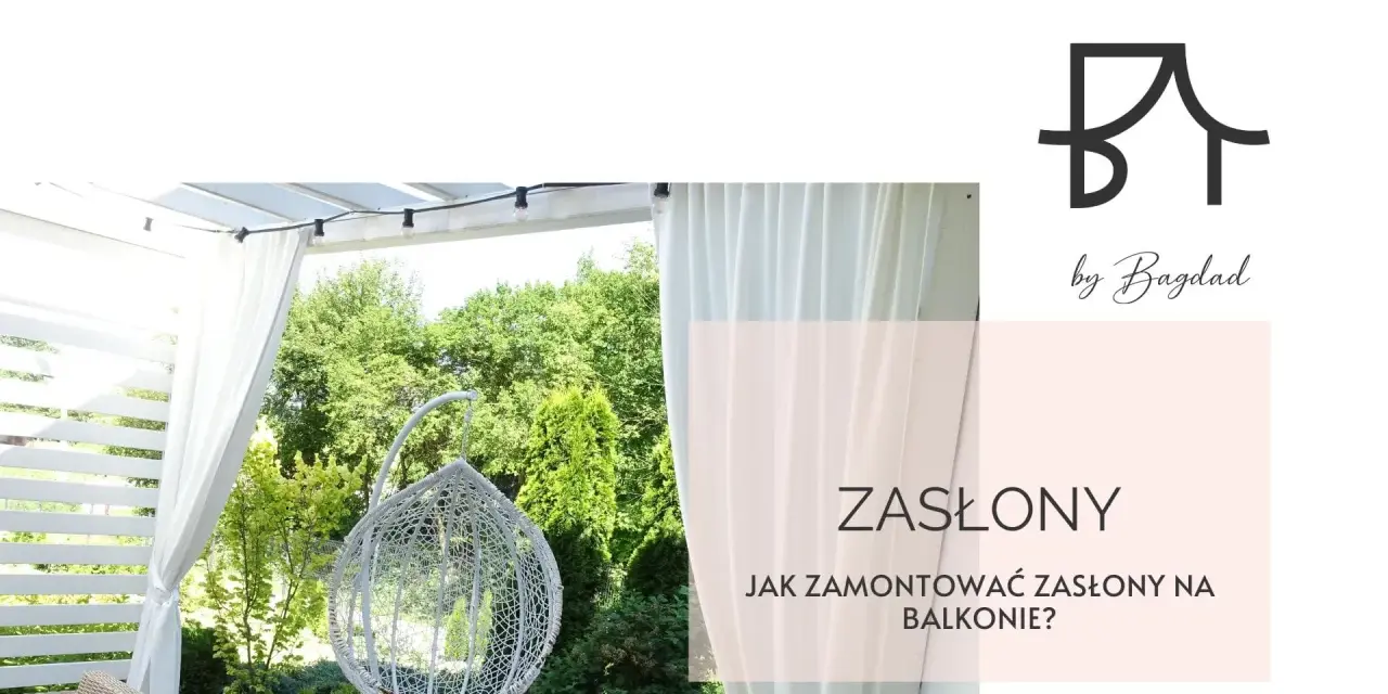 Białe zasłony na balkonie w bloku tworzą przytulną atmosferę. Widać huśtawkę i zieleń.