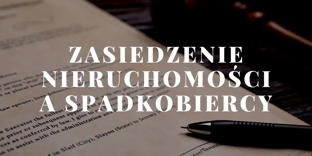 Zasiedzenie nieruchomości a spłata rodzeństwa. Dokument prawny, młotek sędziowski i długopis.