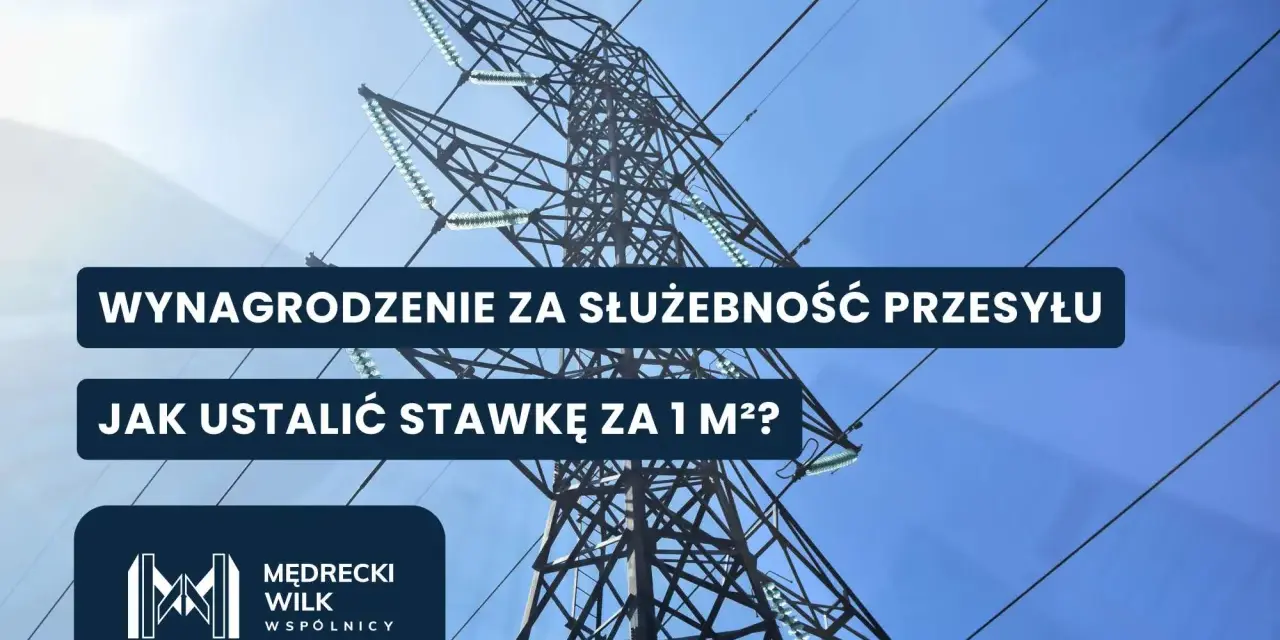 Wysokie słupy energetyczne i tekst: "Wynagrodzenie za służebność przesyłu. Jak ustalić stawkę za 1 m²?". Dowiedz się, o ile służebność obniża wartość nieruchomości.