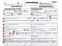 Formular zur Anmeldung einer Wohnung. Wichtige Felder: neue Wohnung, bisherige Wohnung, Familienname, Geburtsname, Vornamen. Kogo można zameldować w mieszkaniu komunalnym?