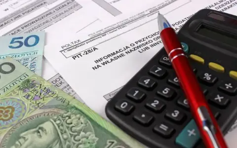 Formularz PIT-28/A, polskie banknoty i kalkulator. Czas rozliczyć podatek od najmu mieszkania.