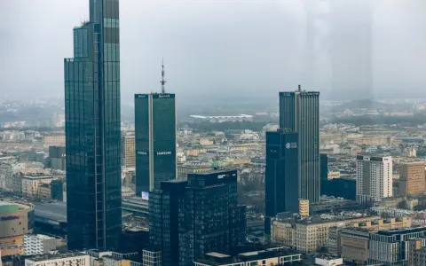 Warszawski krajobraz zdominowany przez wieżowce, w tym ten, który jest największym blokiem w Polsce. Widać budynki Marriott, Samsung i LG.