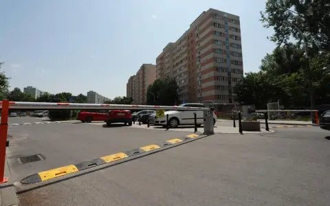 Szlaban na osiedlu: Jak otworzyć? Pilot, telefon, awarie