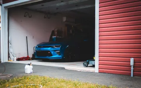 Niebieski Chevrolet Camaro w garażu. Idealne miejsce na wynajem garażu dla Twojego auta.