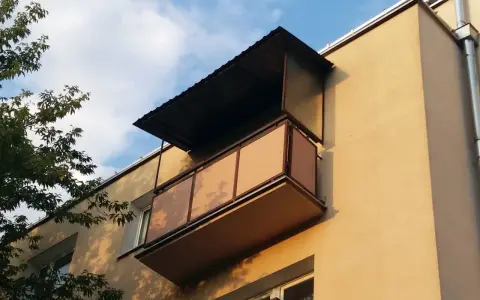 Zasłony na balkon w bloku: Montaż bez wiercenia i zgody spółdzielni?
