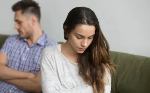 Smutna kobieta i mężczyzna odwracają się od siebie. Zastanawia się, jak pozbyć się z domu niezameldowanego konkubenta.