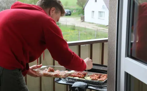 Czy grill na balkonie w bloku jest legalny? Uniknij mandatu!
