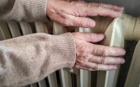 Jak odpowietrzyć grzejniki na ostatnim piętrze? Ciepło w 5 krokach!