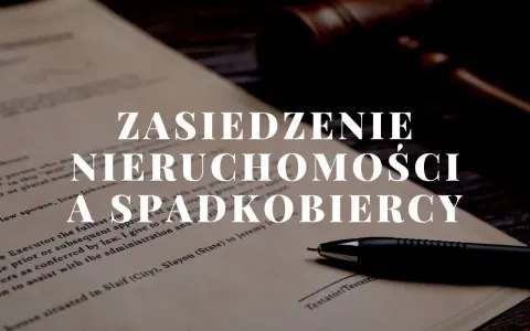 Zasiedzenie nieruchomości a spłata rodzeństwa. Dokument prawny, młotek sędziowski i długopis.