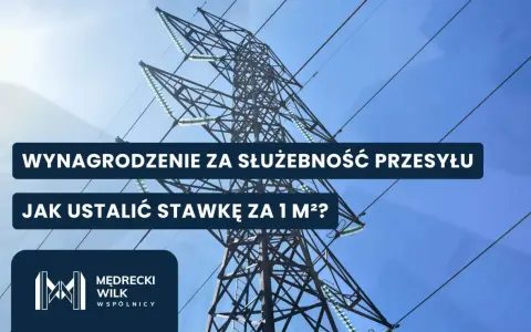 Wysokie słupy energetyczne i tekst: "Wynagrodzenie za służebność przesyłu. Jak ustalić stawkę za 1 m²?". Dowiedz się, o ile służebność obniża wartość nieruchomości.