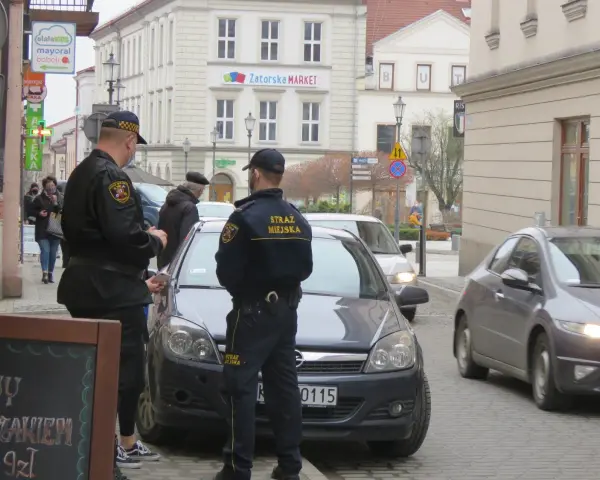 Straż miejska na osiedlu: Czy zawsze może ukarać za parkowanie?