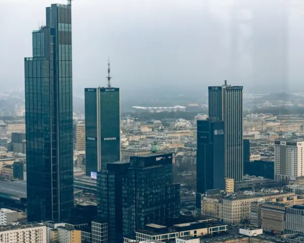 Warszawski krajobraz zdominowany przez wieżowce, w tym ten, który jest największym blokiem w Polsce. Widać budynki Marriott, Samsung i LG.