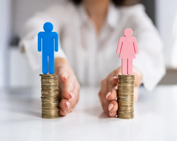 Rozdzielność majątkowa a wspólne konto: dwie stosy monet z figurkami mężczyzny i kobiety, symbolizujące podział finansów lub ich wspólne zarządzanie.