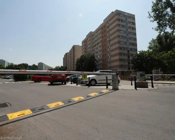 Szlaban na osiedlu: Jak otworzyć? Pilot, telefon, awarie