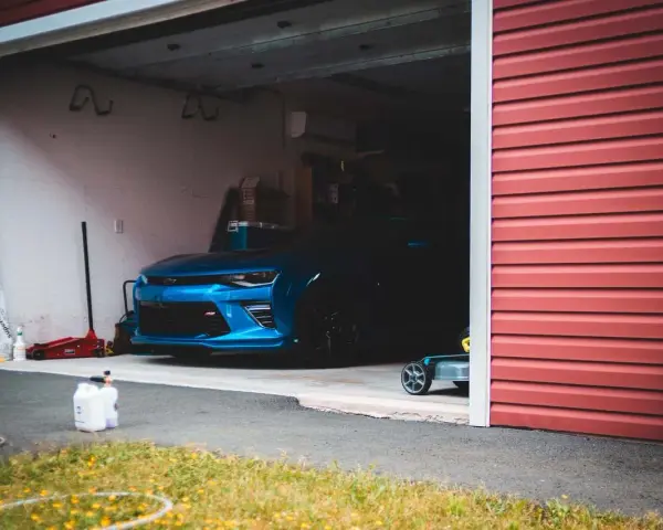 Niebieski Chevrolet Camaro w garażu. Idealne miejsce na wynajem garażu dla Twojego auta.