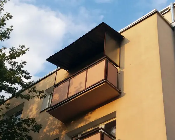 Zasłony na balkon w bloku: Montaż bez wiercenia i zgody spółdzielni?