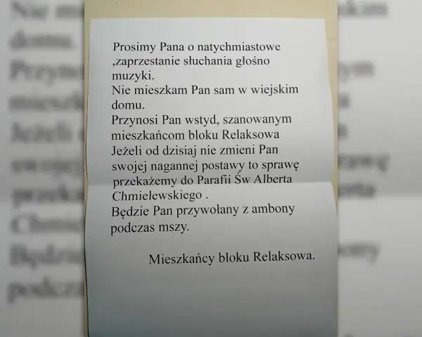 Sąsiad głośno słucha muzyki w dzień. Mieszkańcy bloku Relaksowa proszą o zaprzestanie hałasu, grożąc zgłoszeniem sprawy do parafii.