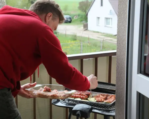 Czy grill na balkonie w bloku jest legalny? Uniknij mandatu!