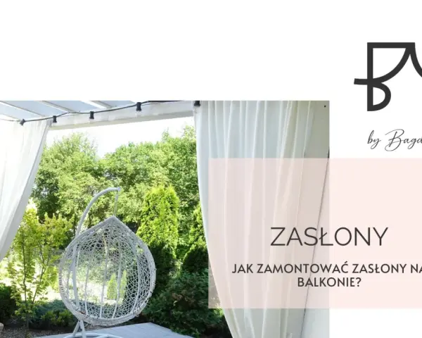 Białe zasłony na balkonie w bloku tworzą przytulną atmosferę. Widać huśtawkę i zieleń.