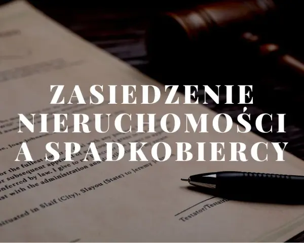Zasiedzenie nieruchomości a spłata rodzeństwa. Dokument prawny, młotek sędziowski i długopis.