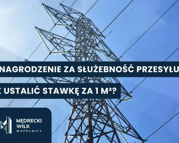 Wysokie słupy energetyczne i tekst: "Wynagrodzenie za służebność przesyłu. Jak ustalić stawkę za 1 m²?". Dowiedz się, o ile służebność obniża wartość nieruchomości.