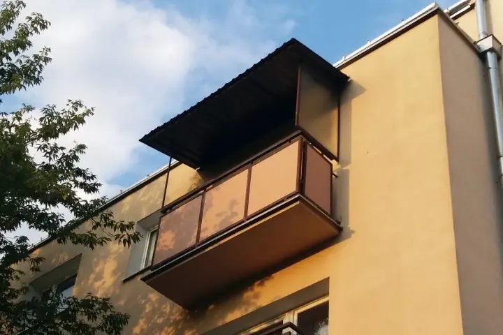 Zasłony na balkon w bloku: Montaż bez wiercenia i zgody spółdzielni?