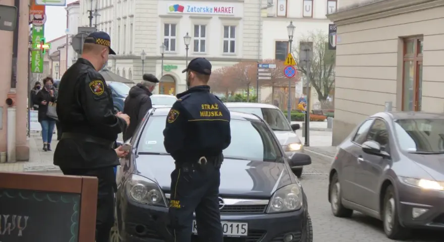 Straż miejska na osiedlu: Czy zawsze może ukarać za parkowanie?