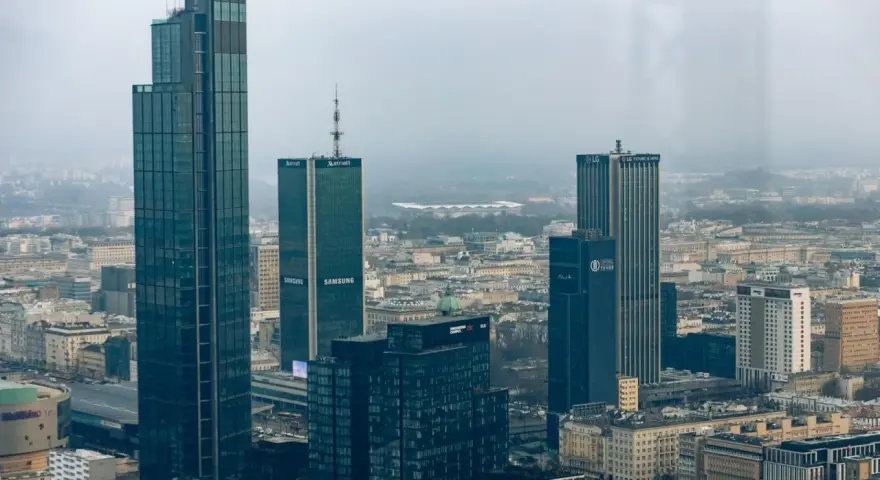 Warszawski krajobraz zdominowany przez wieżowce, w tym ten, który jest największym blokiem w Polsce. Widać budynki Marriott, Samsung i LG.