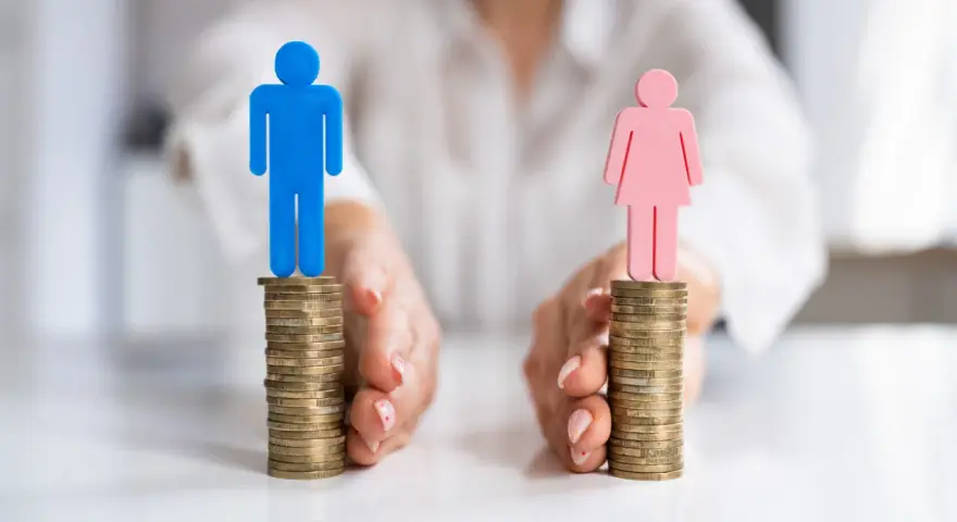 Rozdzielność majątkowa a wspólne konto: dwie stosy monet z figurkami mężczyzny i kobiety, symbolizujące podział finansów lub ich wspólne zarządzanie.