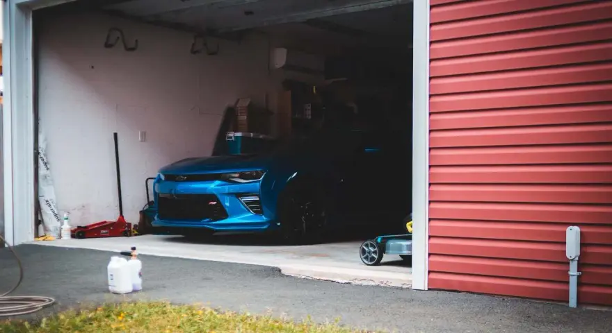 Niebieski Chevrolet Camaro w garażu. Idealne miejsce na wynajem garażu dla Twojego auta.