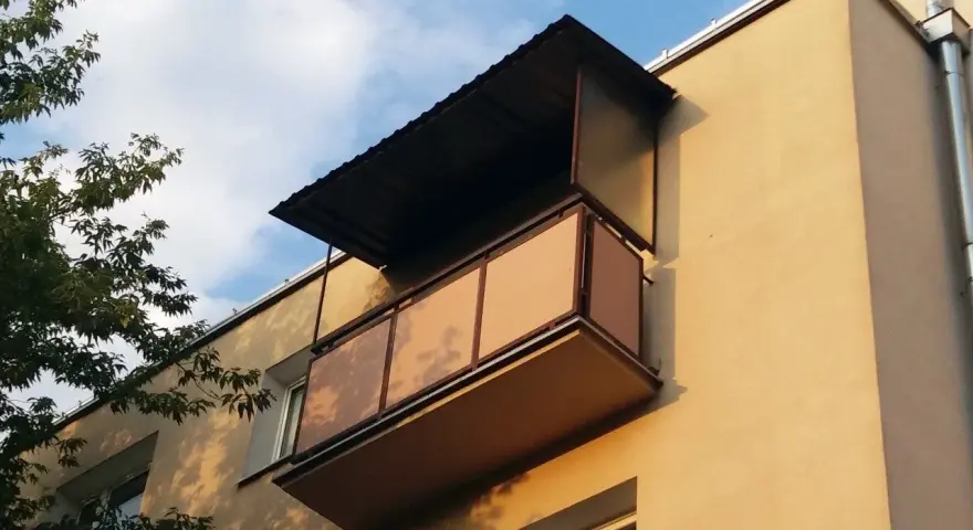 Zasłony na balkon w bloku: Montaż bez wiercenia i zgody spółdzielni?