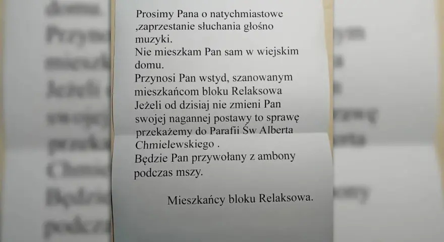 Sąsiad głośno słucha muzyki w dzień. Mieszkańcy bloku Relaksowa proszą o zaprzestanie hałasu, grożąc zgłoszeniem sprawy do parafii.
