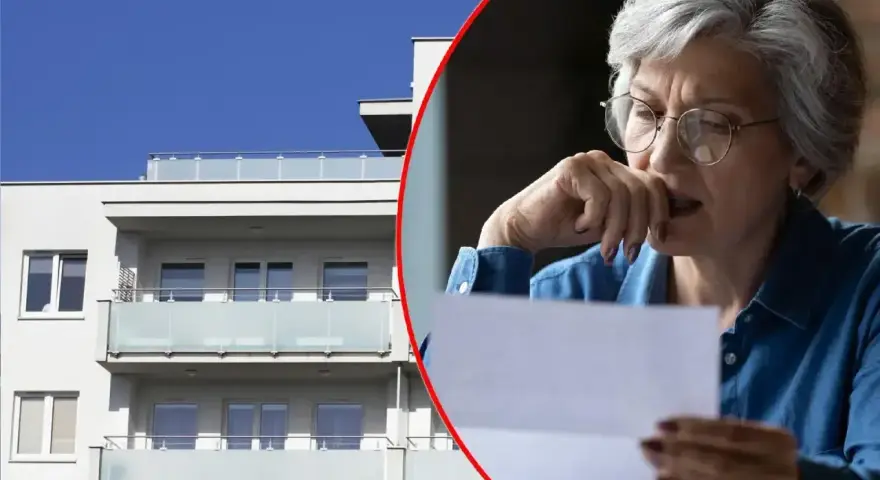 Zmartwiona starsza kobieta czyta list obok nowoczesnego bloku mieszkalnego. Czy to oznacza, że odstąpię mieszkanie TBS?