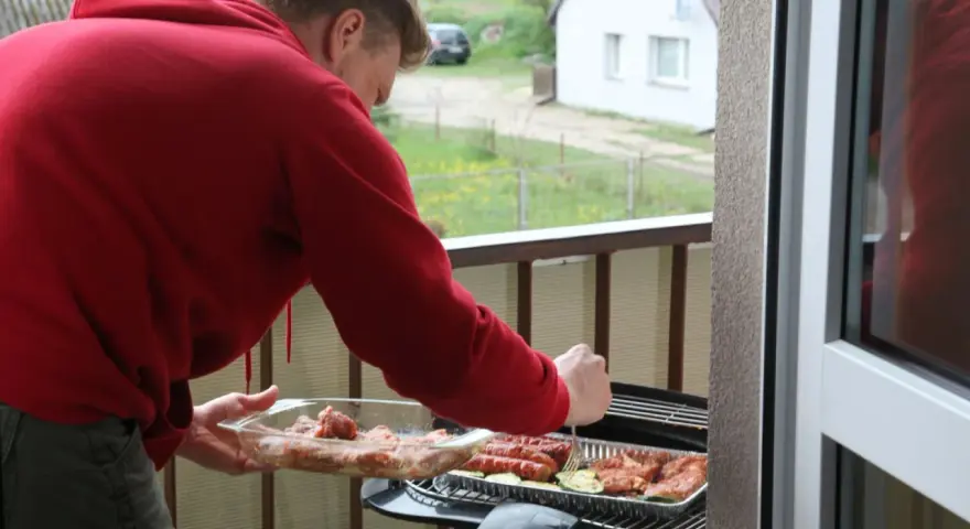 Czy grill na balkonie w bloku jest legalny? Uniknij mandatu!