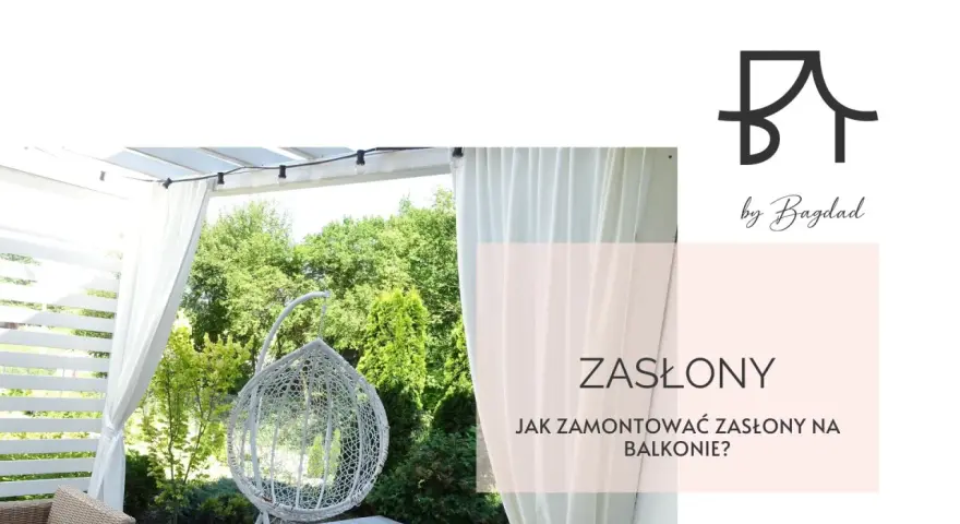 Białe zasłony na balkonie w bloku tworzą przytulną atmosferę. Widać huśtawkę i zieleń.