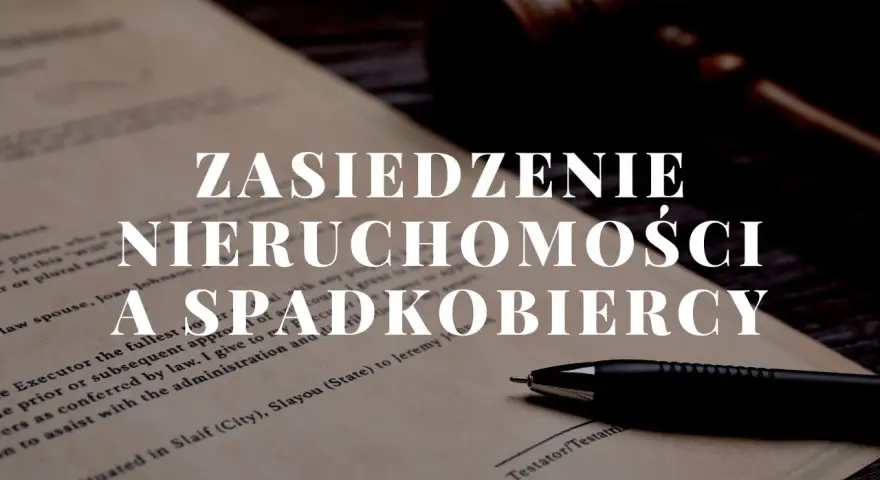 Zasiedzenie nieruchomości a spłata rodzeństwa. Dokument prawny, młotek sędziowski i długopis.